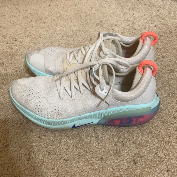 NIKE WOMENS JOY RIDE RUN FLYKNIT - Picture 1 of 3